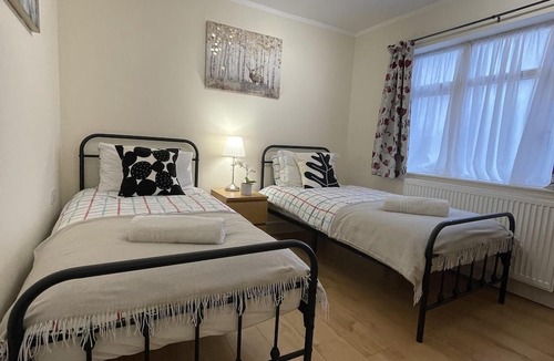 Ponders End Apartment | Spacious one bedroom apartment with free parking