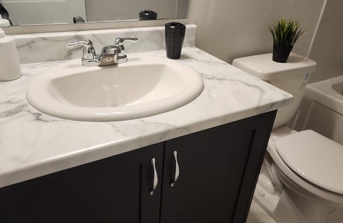 Ottawa Division House | New Modern & Classy 4BD/3.5 Bath Townhome|SelfCheck-In+Parking & Kitchen-Kanata