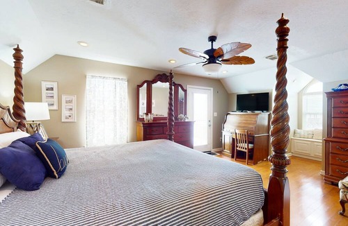 Gilchrist House | Iconic Gulf-front house with balcony, large deck & amazing views - dog-friendly