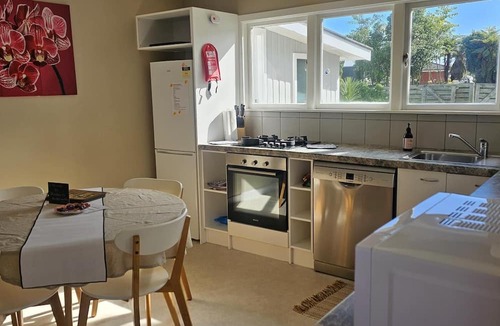 Holdens Bay House | Holden's Bay Hideaway MBT