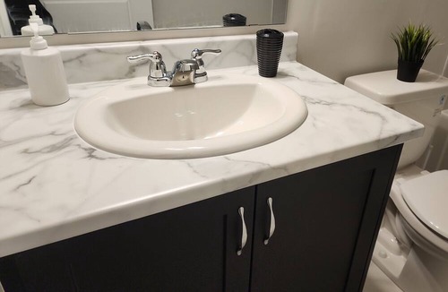 Ottawa Division House | Stylish & Modern 4BD/3.5 Bath Townhome w/Self Check-In+Kitchen & ParkinginKanata