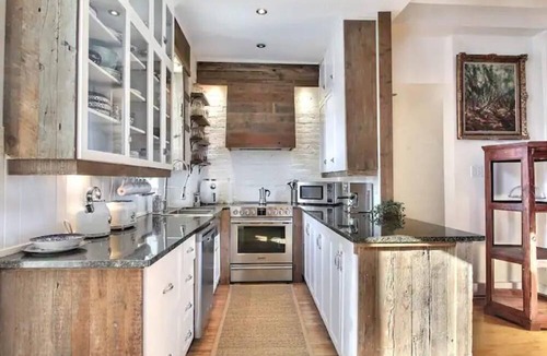 Little Burgundy House | 3 story victorian house with 2 private parkings