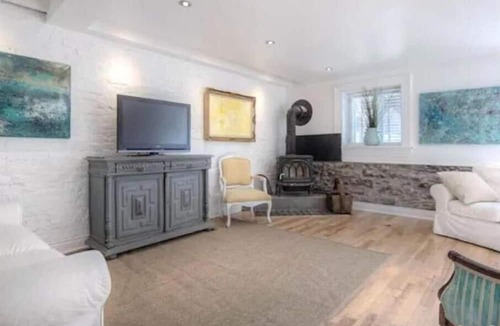 Little Burgundy House | 3 story victorian house with 2 private parkings