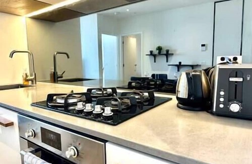 West Melbourne Apartment | 2B1B Cozy near Train Station + Free Parking!