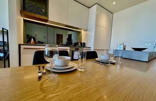 West Melbourne Apartment | 2B1B Cozy near Train Station + Free Parking!