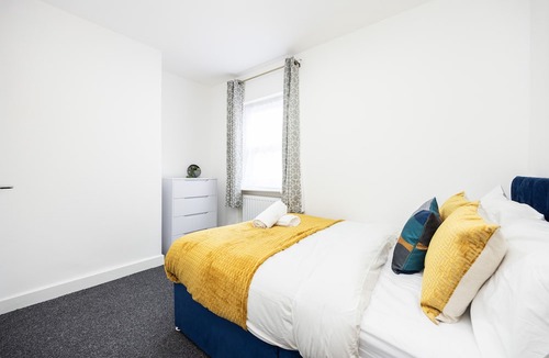 Aveley House | Luxury 4 beds, 3 baths, free parking, river view