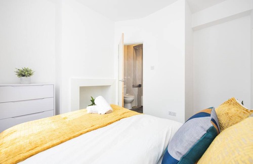 Aveley House | Luxury 4 beds, 3 baths, free parking, river view