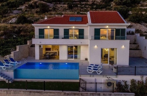 Potomje Villa | Villa di Goya heated infinity pool, beachfront, quiet area, outdoor kitchen, bbq