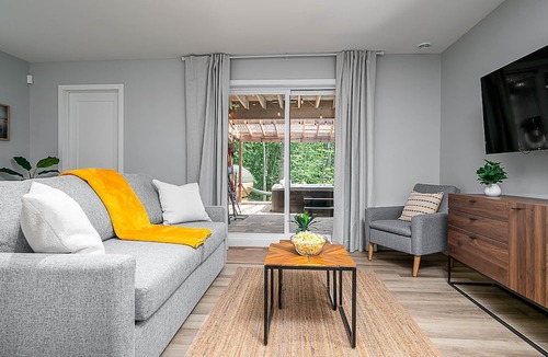 Pine Hill Ski Chalet | 16 people, dome sauna, lake n river access, spa
