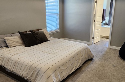 Hewitt House | Spacious 4 bedroom 3 baths
