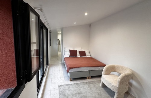 Saint-Cloud House | Holiday Home 'Villa' with Private Terrace and Wi-Fi