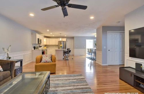 Webster Square House | Spacious House with Master Bedroom