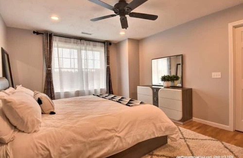 Webster Square House | Spacious House with Master Bedroom