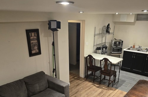 Newmarket Apartment | King Size Bed , Minutes away from everything!