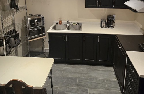Newmarket Apartment | King Size Bed , Minutes away from everything!