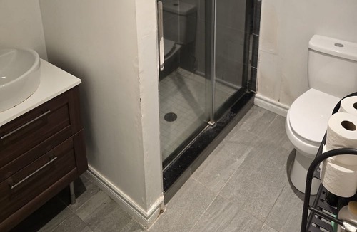 Newmarket Apartment | King Size Bed , Minutes away from everything!