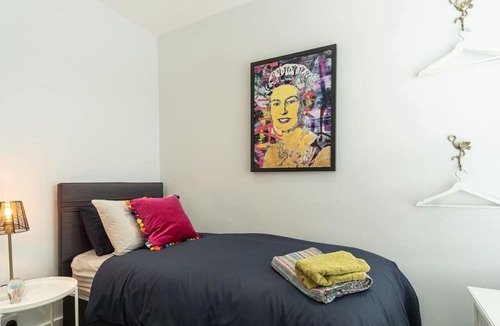 Coalville House | Sparkenhoe - Stunning home with garden & parking