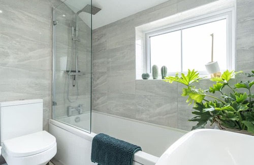 Coalville House | Sparkenhoe - Stunning home with garden & parking