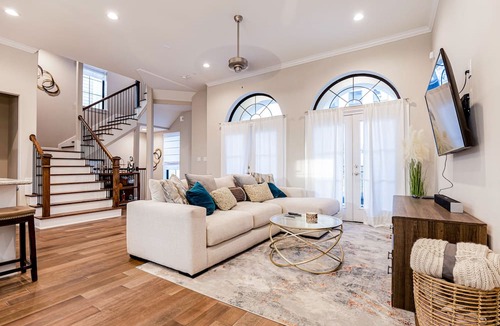 Woodlake - Briar Meadow House | Stylish & sun-drenched retreat with balcony & large patio - Snowbird-friendly