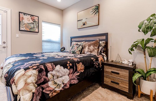 Woodlake - Briar Meadow House | Stylish & sun-drenched retreat with balcony & large patio - Snowbird-friendly