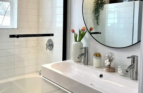 Vanier North Apartment | 3BR in Ottawa Beachwood Area