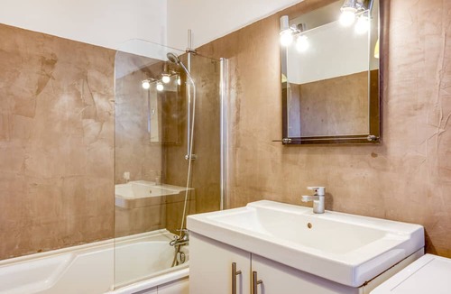 Lunel Apartment | Apartment "Villa Farigoule" with Shared Pool & Wi-Fi