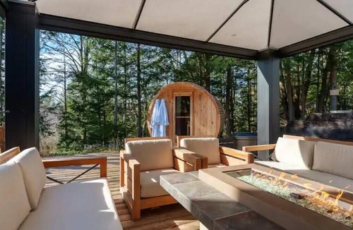 Bracebridge Cottage | Modern x Muskoka: Contemporary Waterfront Oasis
