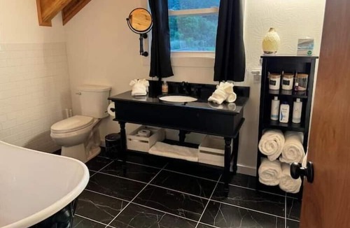 Kukuihaele House | River House, musical waterfalls