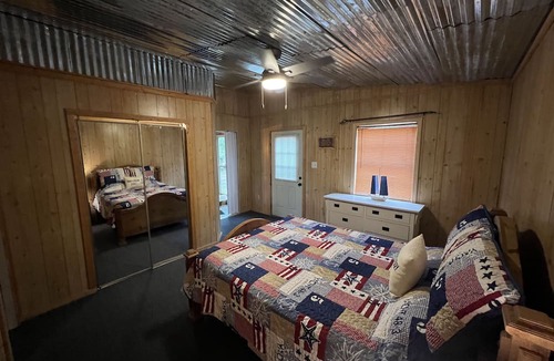 Higden Cabin | Cozy cabin near Greers Ferry Lake!