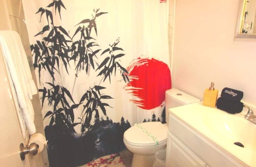 Bayou Oaks House | 2 king beds, large yard, laundry