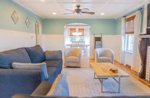 Boynton House | 4 bedroom, 1.5 bath, mountain views!