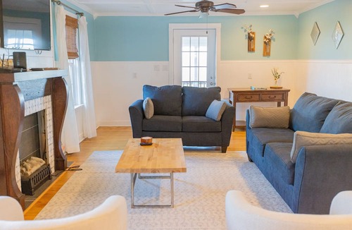 Boynton House | 4 bedroom, 1.5 bath, mountain views!