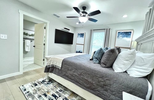 Pilot Point House | Liberty House in Pilot Point -- A cozy vibe & 10 minutes from Ray Roberts Lake.