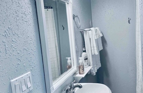 South Delridge House | Cute, West Seattle, Tiny Guest House Getaway~