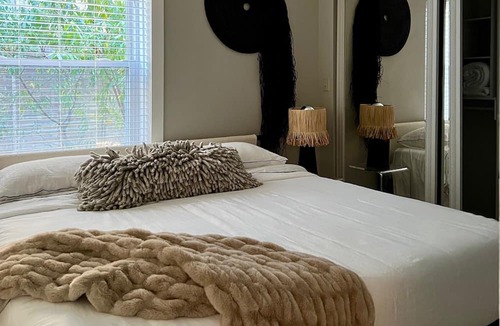 North Center Apartment | Avondale Oasis Beautiful + Bright Condo Logan Square/Avondale