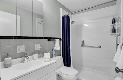 Oakland Park Villa | Spacious 5BDR villa with Pool, BBQ, Tennis Table, Air Hockey