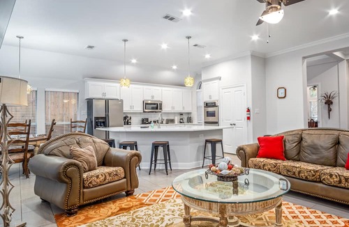Garland House | Cozy 4-Bdrm Retreat w/ BBQ and Firepit - Ideal for Lrg Grps and Outdoor Living