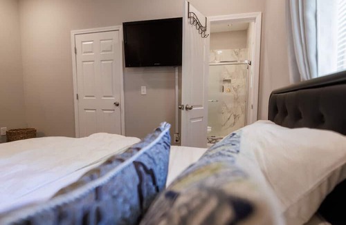 Lithonia House | Incredible King Bed Room/Private Entry & Bathroom