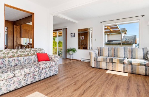 Clinton House | Ferry Vacation Rental