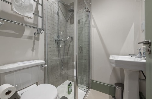 Campden Apartment | Radiant Kensington Studio