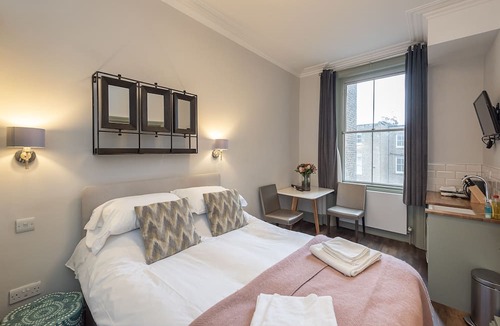 Campden Apartment | Radiant Kensington Studio