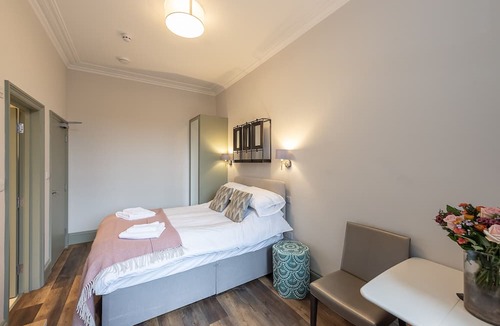 Campden Apartment | Radiant Kensington Studio