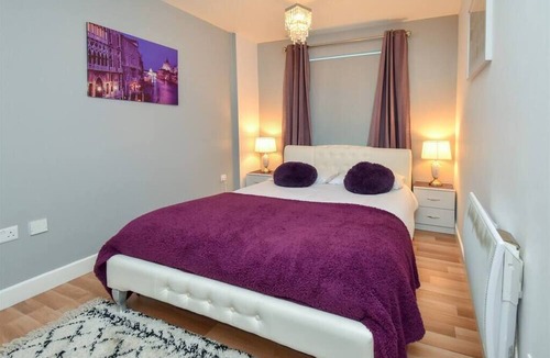 Northampton Apartment | Spacious, Modern, Town Centre Apartment