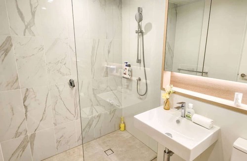 Lidcombe Apartment | Olympic Parkside Haven + Free Parking