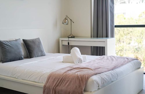 Lidcombe Apartment | Olympic Parkside Haven + Free Parking