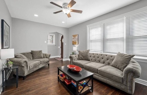 The Southampton House | Blair's Amazing House Sleeps 10 - 5 Beds - 2 Bath
