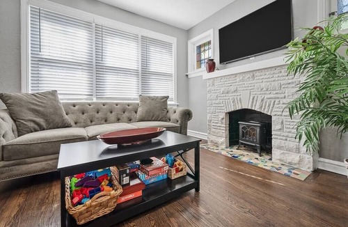 The Southampton House | Blair's Amazing House Sleeps 10 - 5 Beds - 2 Bath