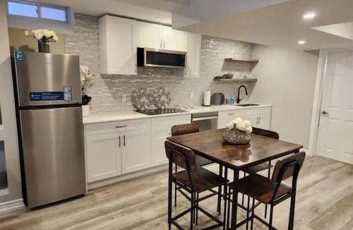Oshawa House | Stylish Retreat in North Oshawa