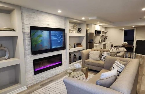 Oshawa House | Stylish Retreat in North Oshawa
