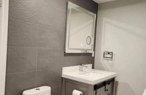 Oshawa House | Stylish Retreat in North Oshawa